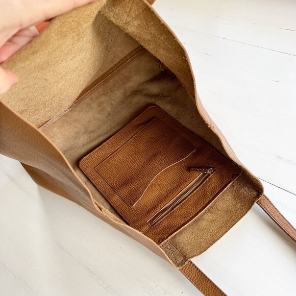 Cuyana Classic Leather Tote in Caramel - Picture 5 of 12